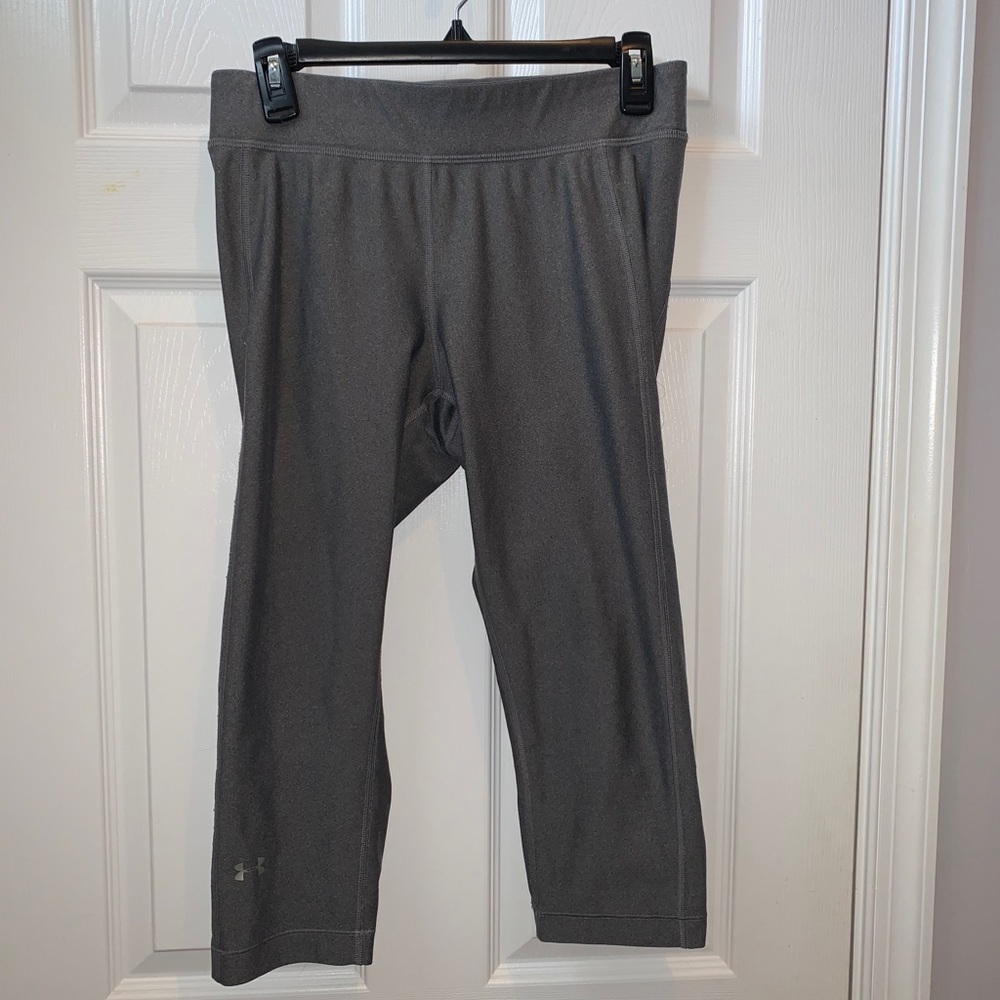 Under Armour gray cropped leggings